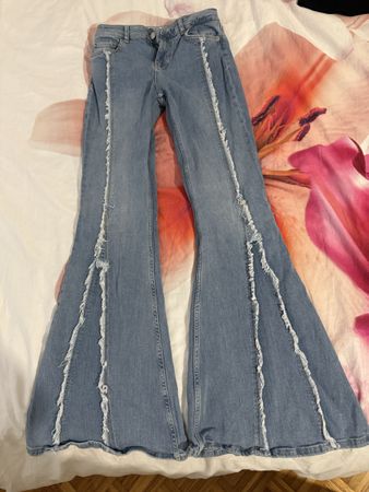 Jeans flaire avec couture effiloches « BERSHKA »